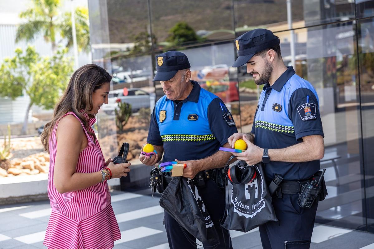 La Policía Local de Adeje recibiendo el kit