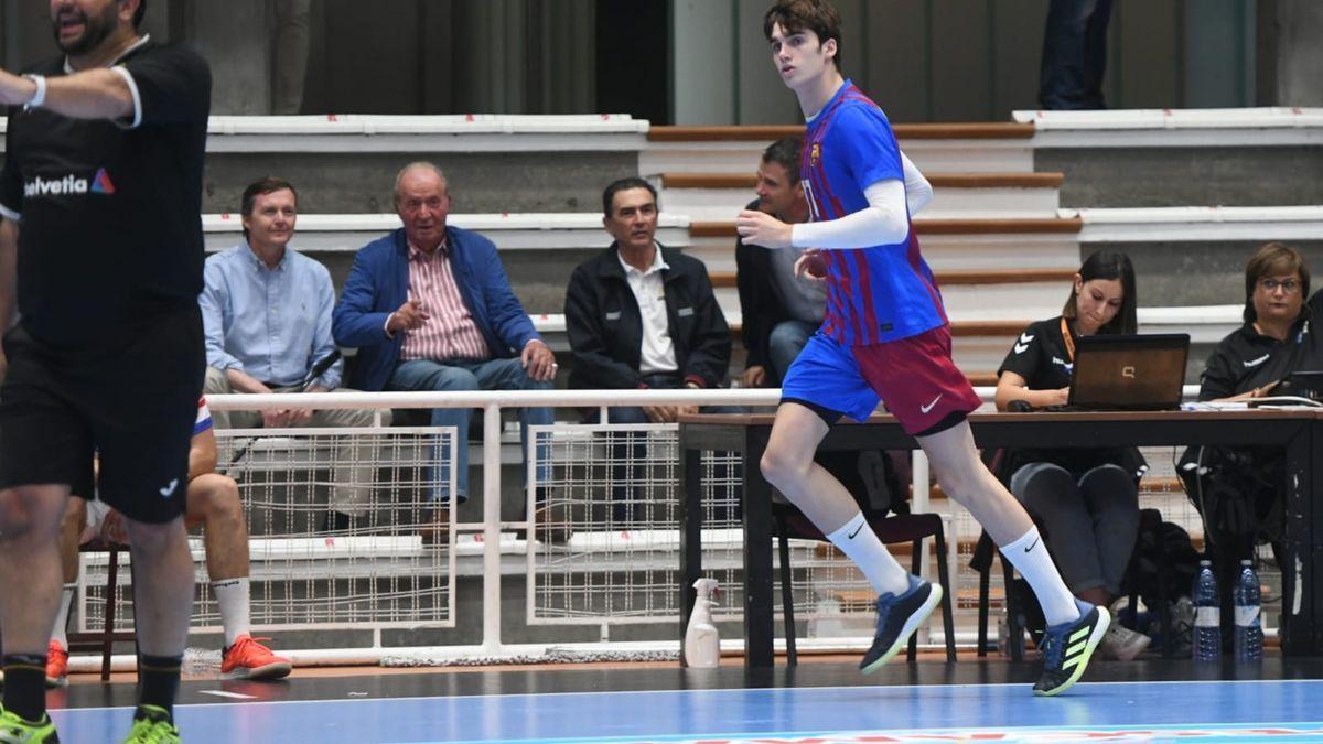 El rey emérito presencia el partido de Pablo Urdangarin.