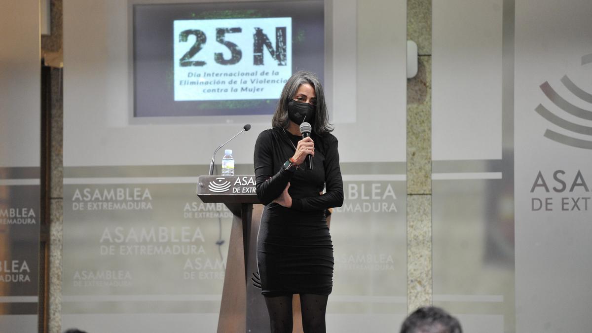 La periodista extremeña Sara Solomando en el acto de la Asamblea por el 25N.