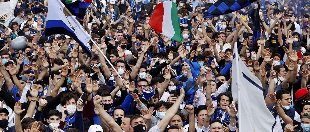 Multitud de aficionados del Inter, no todos con mascarilla y sin guardar las distancias, celebraron el ‘Scudetto’.