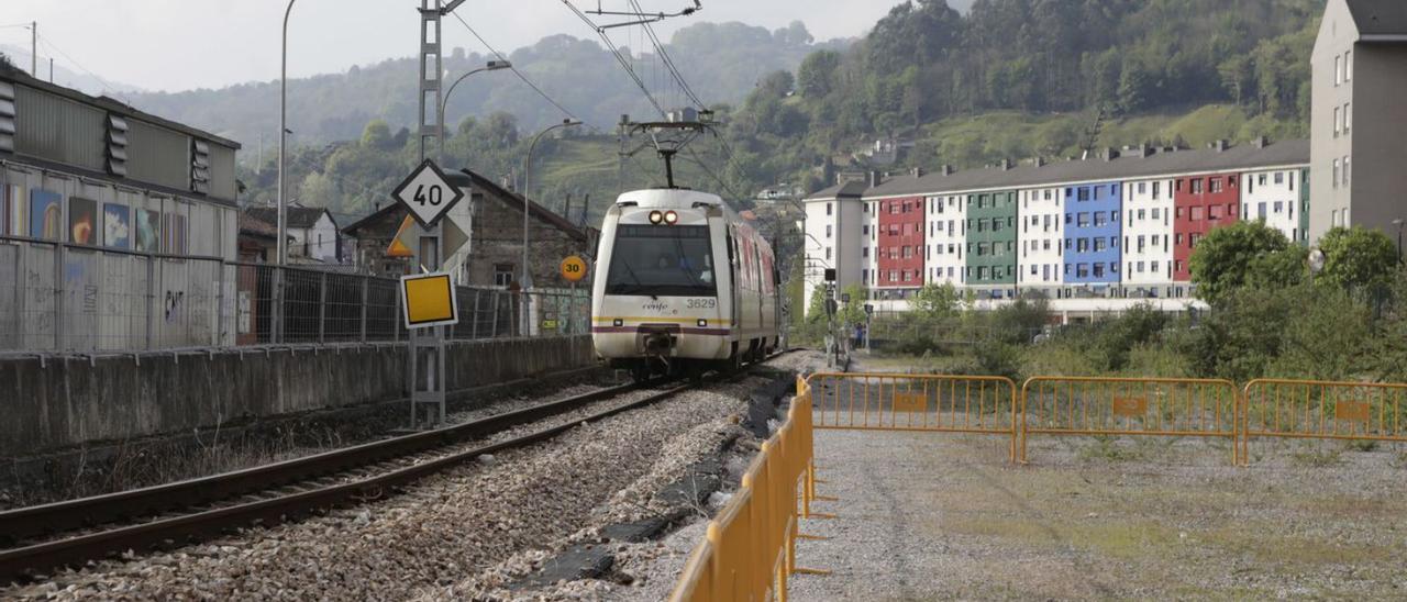 El tren circula por uno de los tramos que serán urbanizados. | Fernando Rodríguez