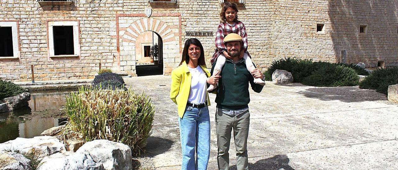 Nicolás Morell, su pareja Lucía Doglio y su hija Leonor son los propietarios de Morneta.