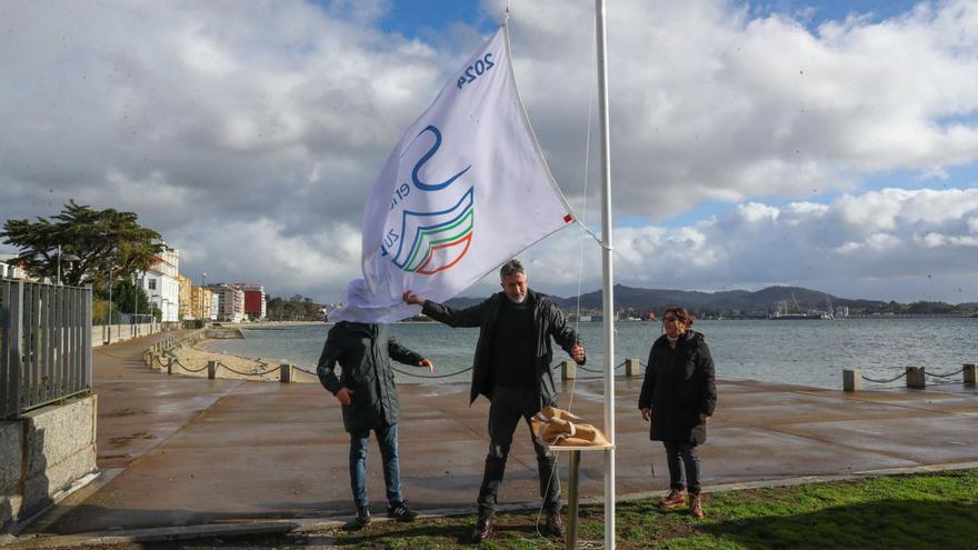 El alcalde de Vilagarcía y el concejal de Turismo izaron ayer por la tarde las banderas.