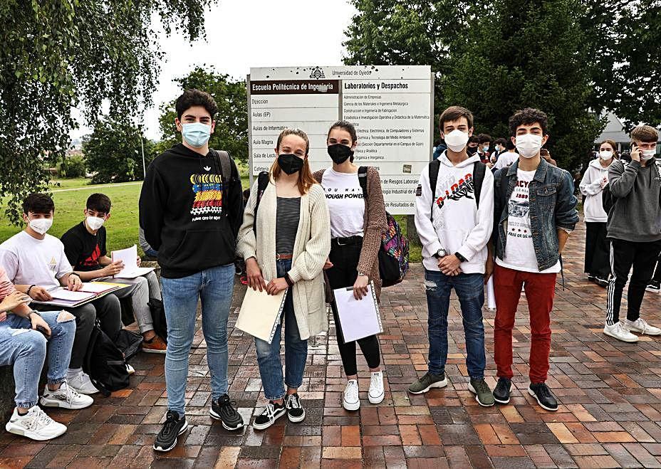 Por la izquierda, los alumnos del colegio Montedeva Pelayo Suárez, Laura Sánchez, Alba Cigarría y Diego Fernández y el estudiante de La Corolla Bruno Bidardel. | Juan Plaza