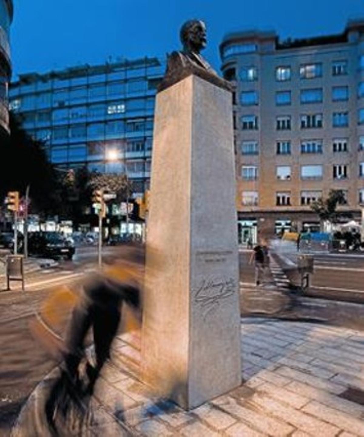 El bust dedicat al poeta Joan Maragall a la plaça de Molina, ahir.