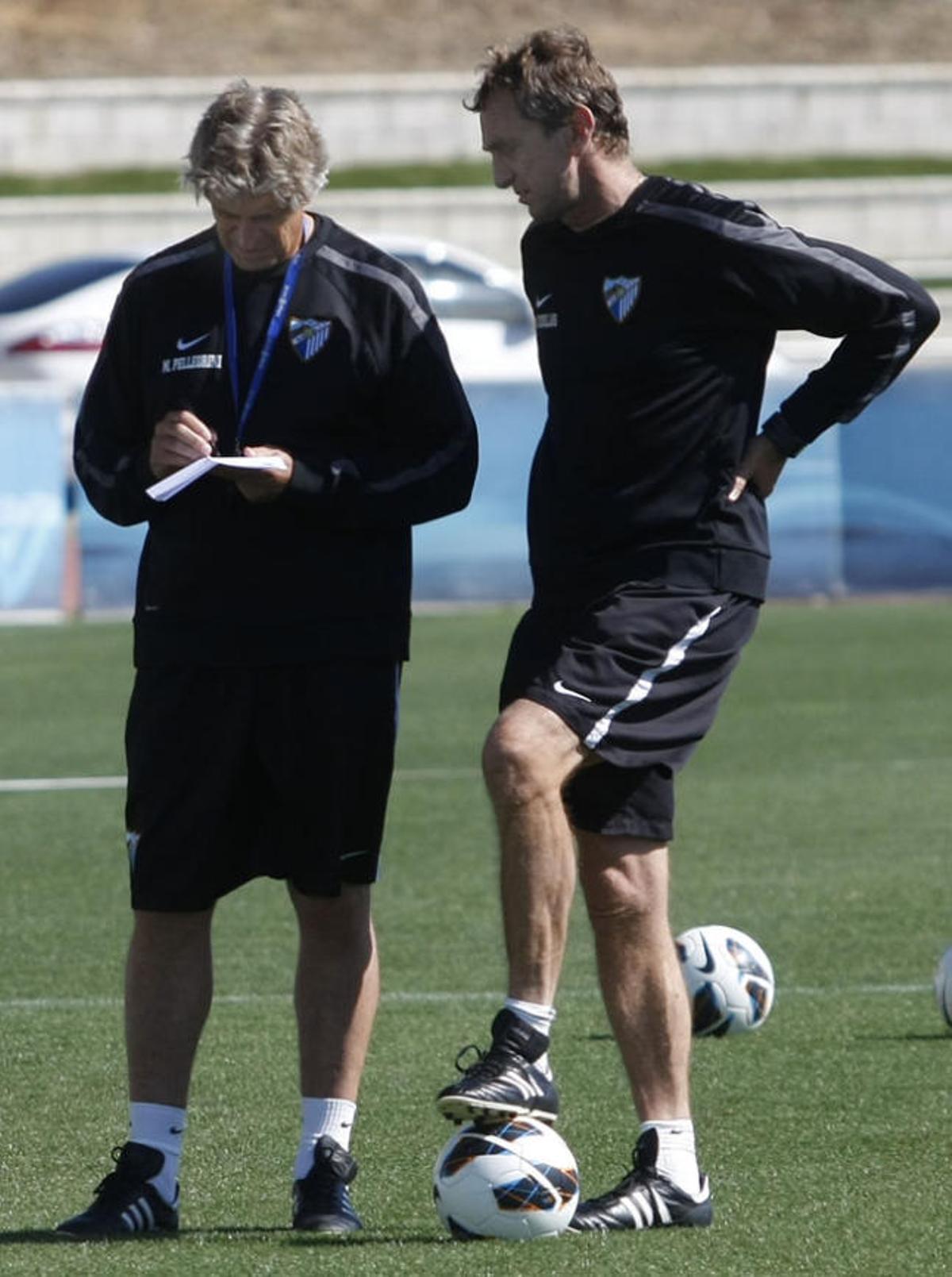 Pellegrini toma notas junto a Cousillas en uno de los últimos entrenamientos que dirigirá como entrenador del Málaga CF.