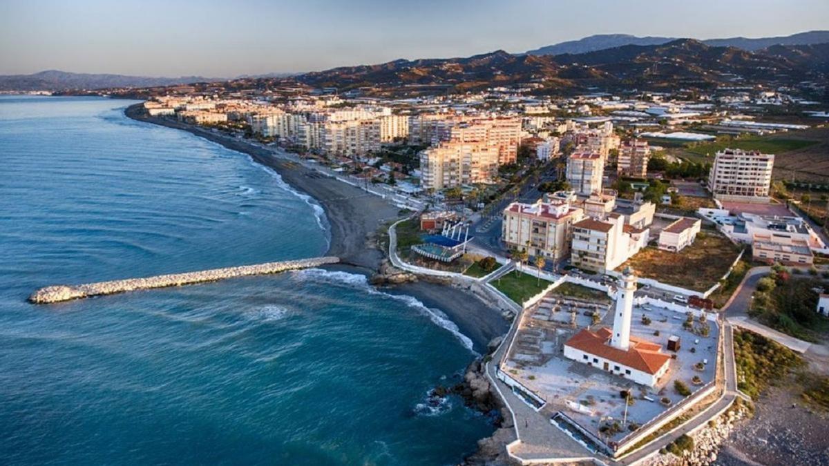 Los negocios de Torrox Costa denuncian cortes de electricidad.