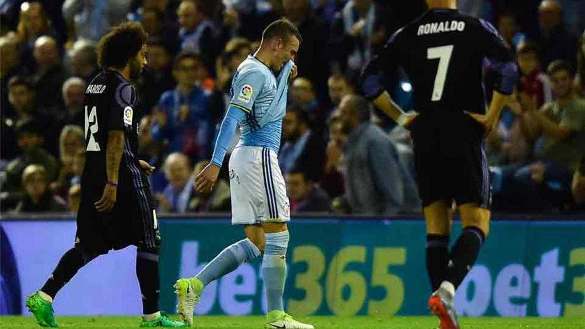 Iago Aspas, en el momento de dirigirse al túnel de vestuarios