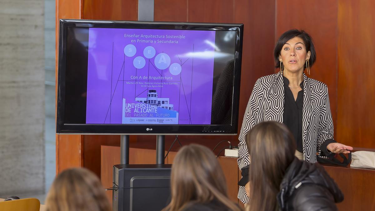 Dolores Victoria Ruiz durante las jornadas en el MUA este martes