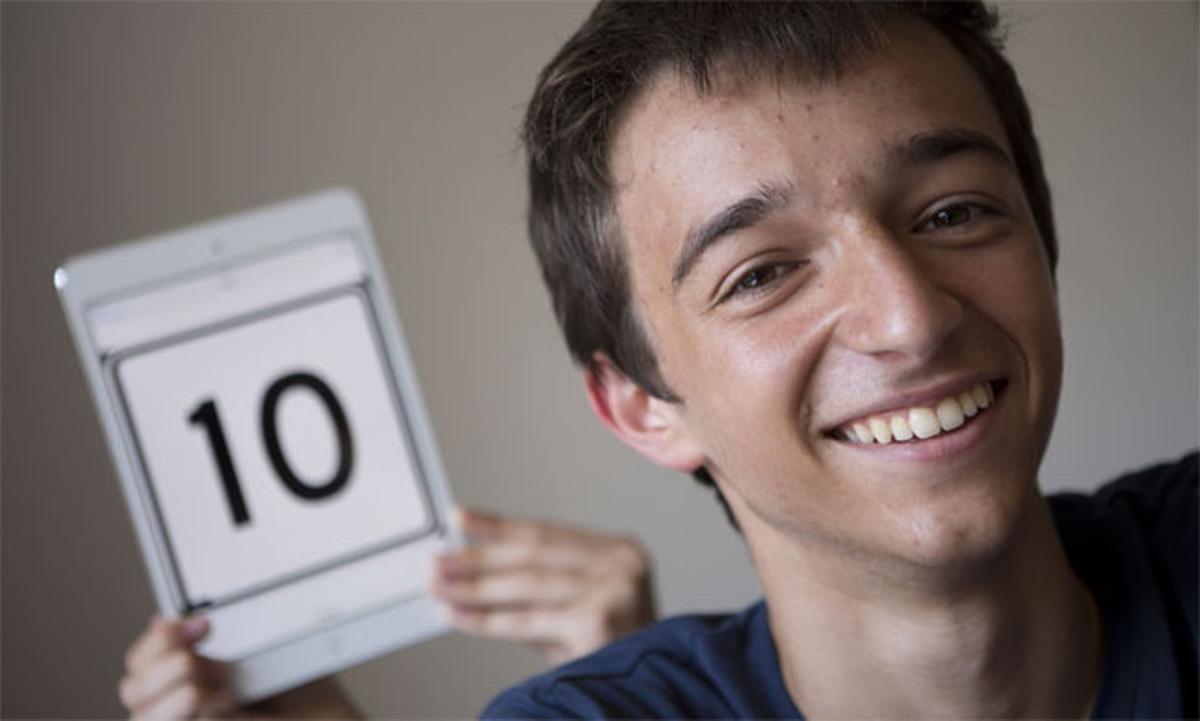 Carles Domingo somriu al saber que ha tret un 10 a la selectivitat. Carles Domingo somriu al saber que ha tret un 10 a la selectivitat.