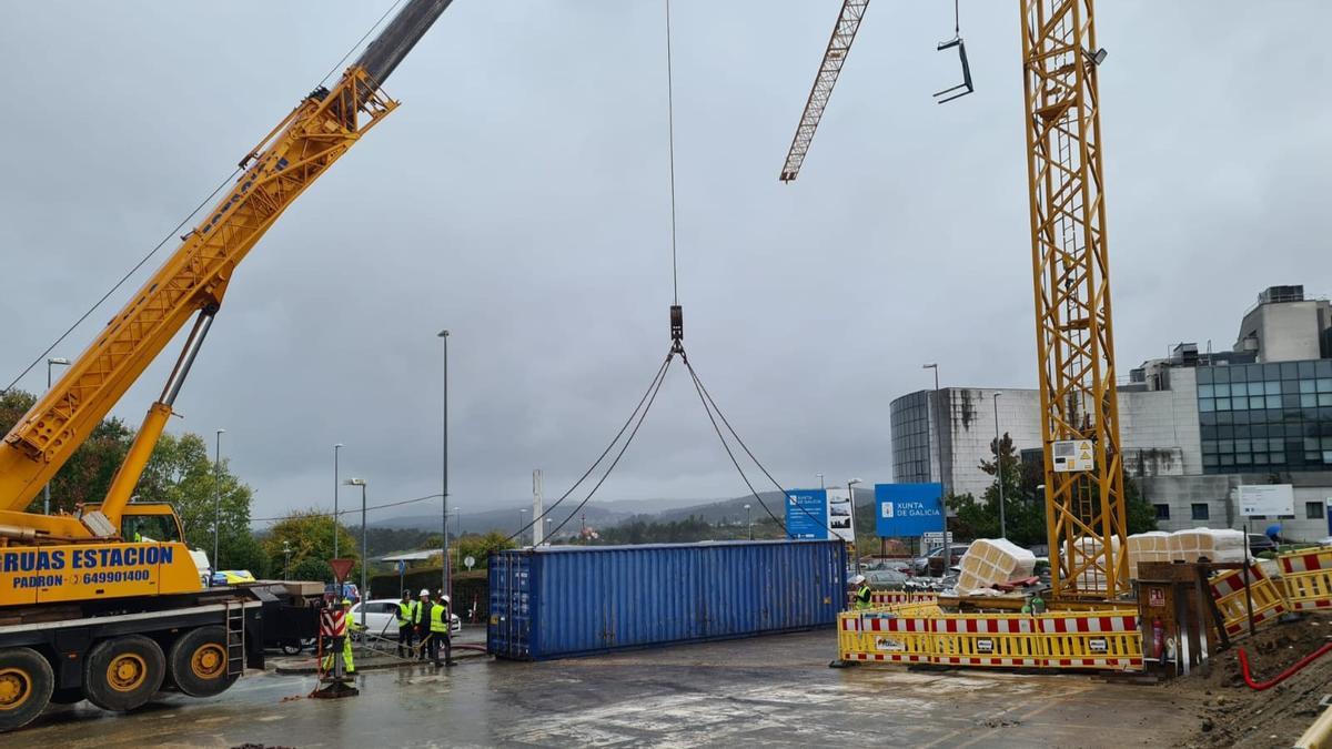 Descarga el pasado octubre en Santiago de los contenedores con material para el Centro de Protonterapia