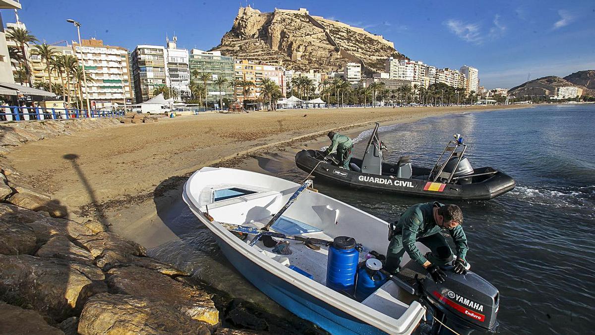 Imagen de la patera que llegó en diciembre a la playa del Postiguet, la última de 2020. |