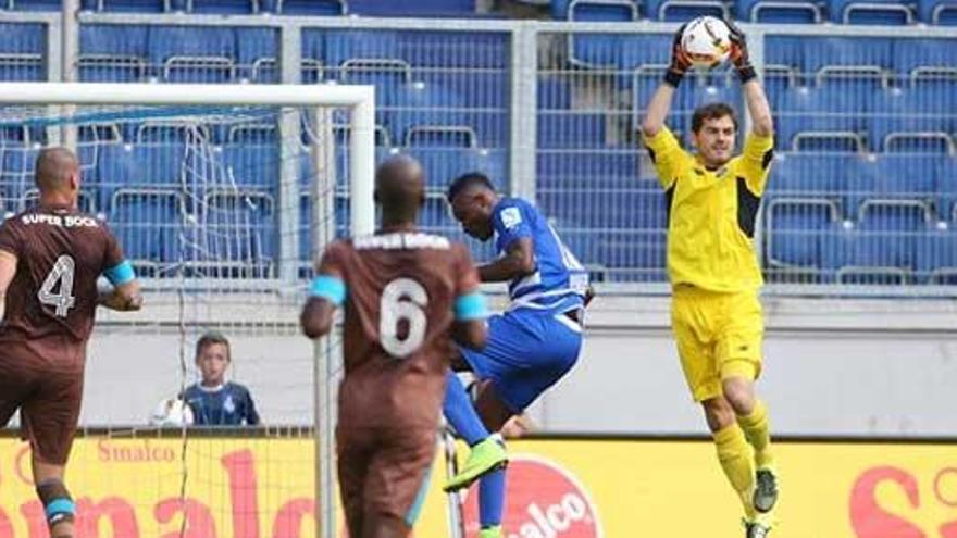 Casillas ataja un balón durante el partido.