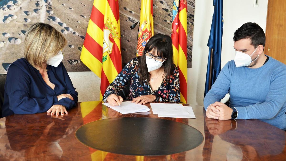 La firma del acuerdo con el Ayuntamiento de Santa Pola y su alcaldesa, a la izquierda