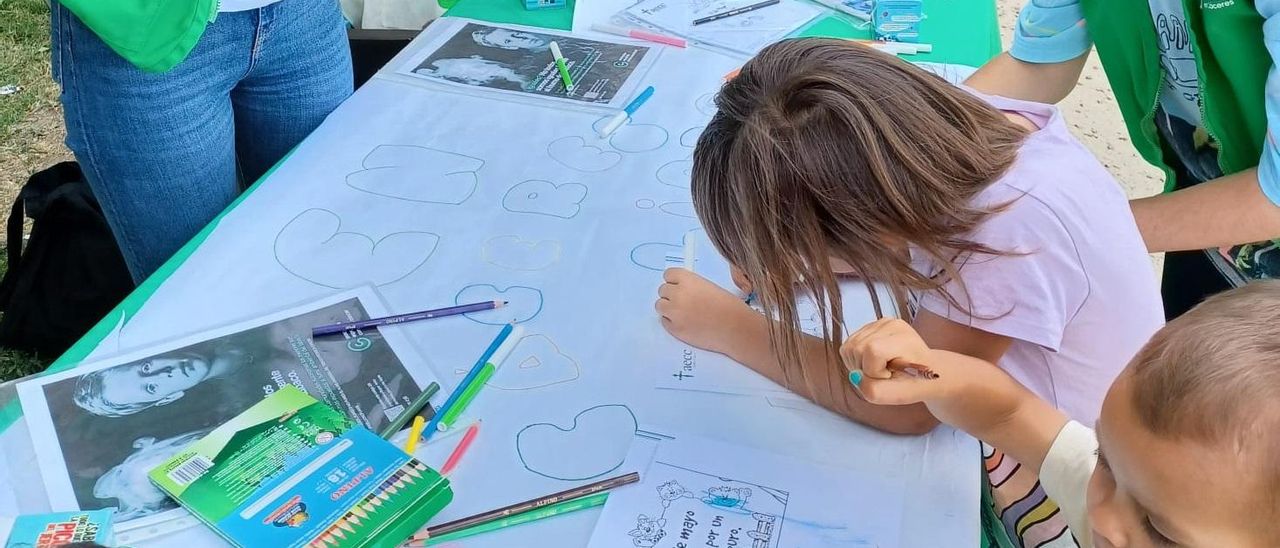 Taller de dibujo de la Asociación Contra el Cáncer en el Rodeo, con los niños.