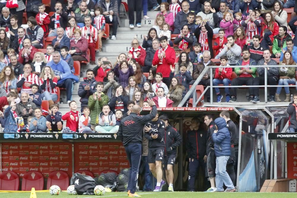 La afición arropa al Sporting en su último entrenamiento de la temporada