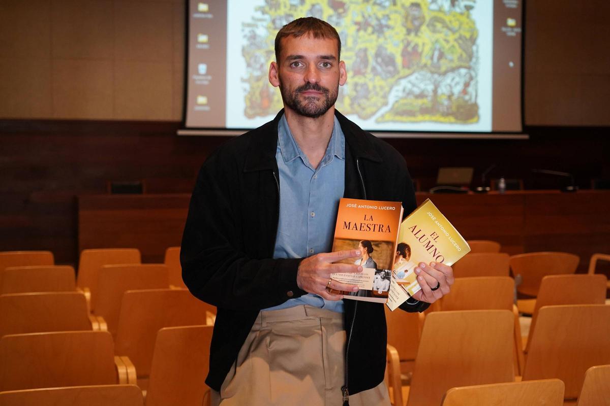 José Antonio Lucero, con sus dos últimos libros.