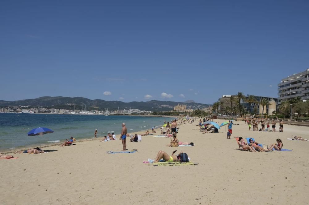 Los mallorquines disfrutan del primer fin de semana en la playa