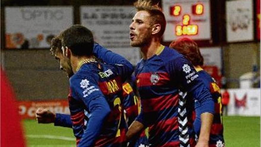 David Querol, en primer pla, celebra un gol aconseguit pel seu equip aquesta temporada a Palamós.