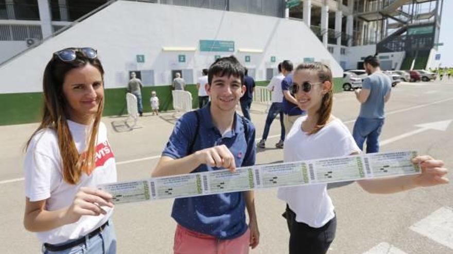 Seguidores del Elche, ayer, muestran su entrada del partido ante el Sporting B.