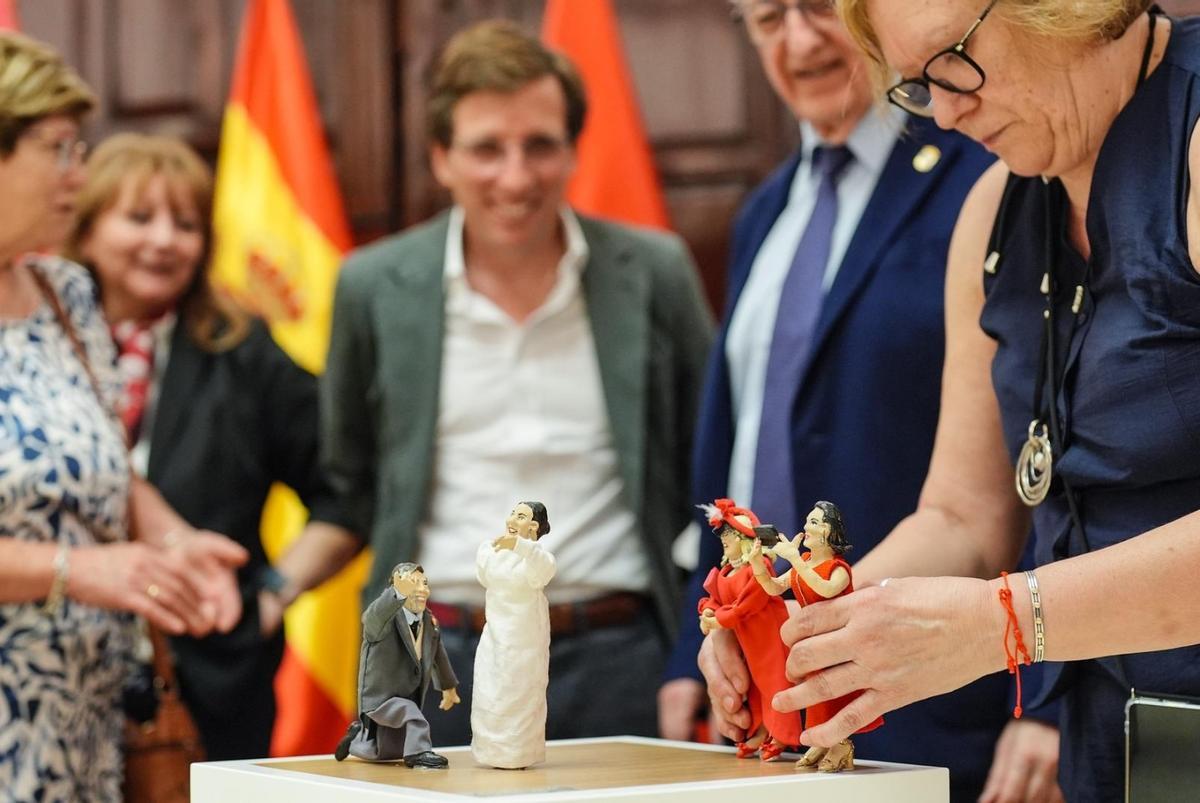 El Concello de Valga viajó a Madrid con su Belén Artesanal bajo el brazo para reunirse con Martínez-Almeida.