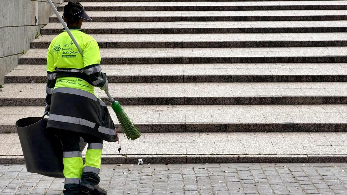 Una treballadora de la neteja viària