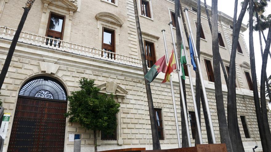 El escritor Isaac Rosa y el artista Rogelio López Cuenca dialogan en el Museo de Málaga