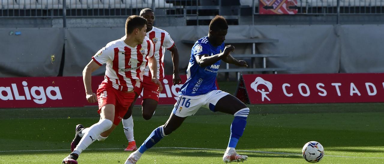 Obeng, con el balón, en el partido ante el Almeriá