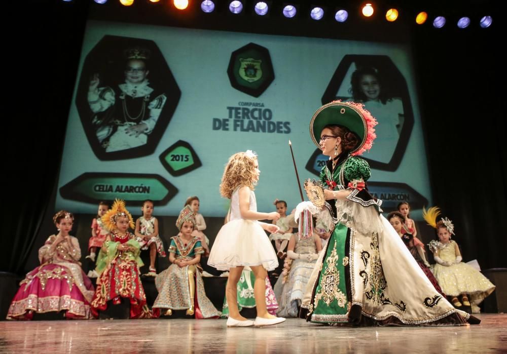 Los niños de todas las comparsas consiguen lucirse durante el Desfile Infantil a pesar del tiempo