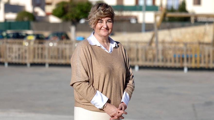 Felicia Bocú posa frente al parque de Sant Jordi antes de la entrevista.