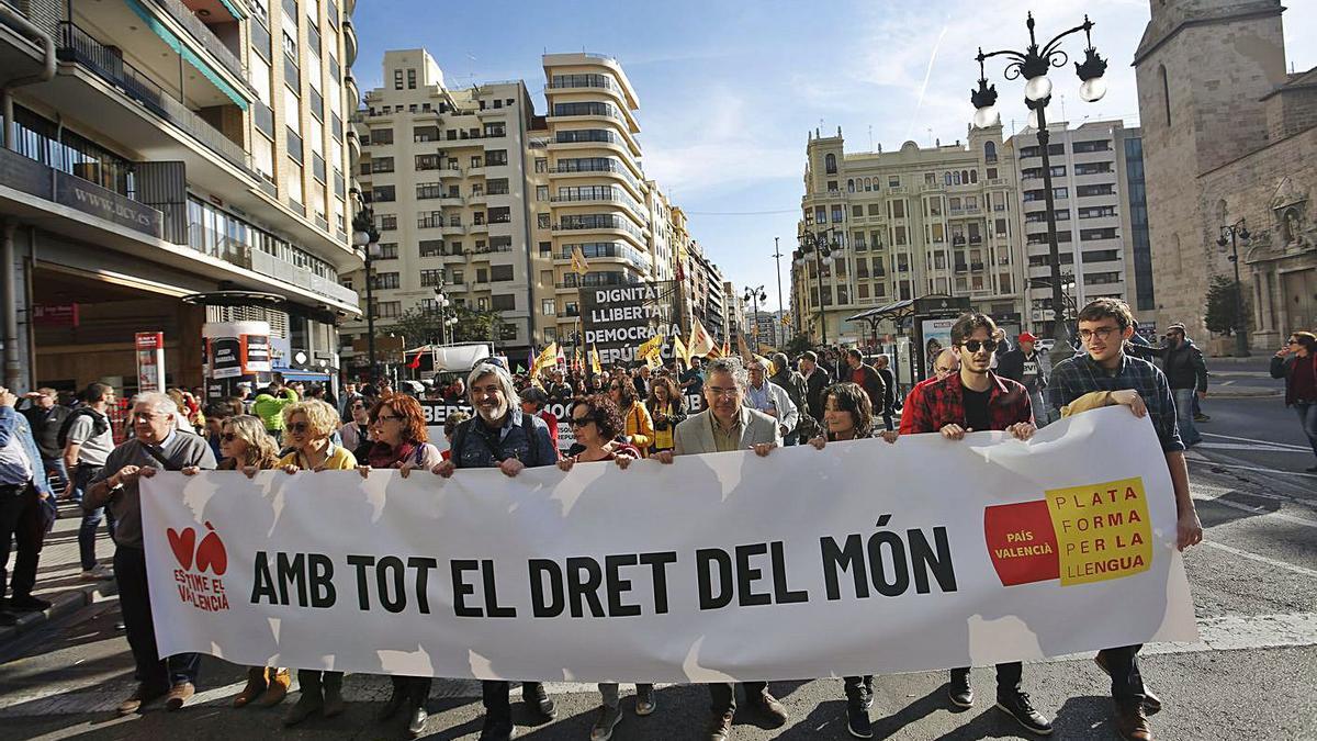 Manifestantes de la Plataforma per la Llengua en la movilización del 25 de abril de 2019. | EDUARDO RIPOLL