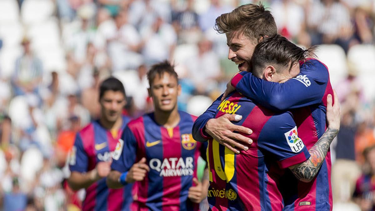 Piqué y Messi se abrazan, ante Suárez y Neymar, tras uno de los goles ante el Córdoba