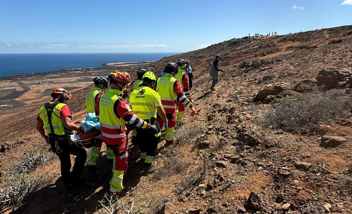 Rescate de un parapentista, este sábado, en la zona de la presa de Mala, en el norte de Lanzarote.