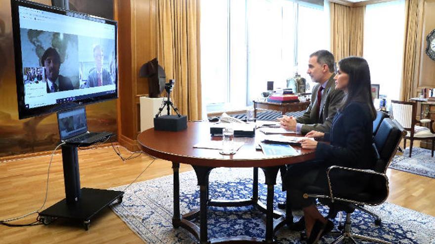 Los Reyes, ayer en la videoconferencia con el presidente de la patronal hotelera española y tinerfeña, Jorge Marichal (izquierda en la pantalla).