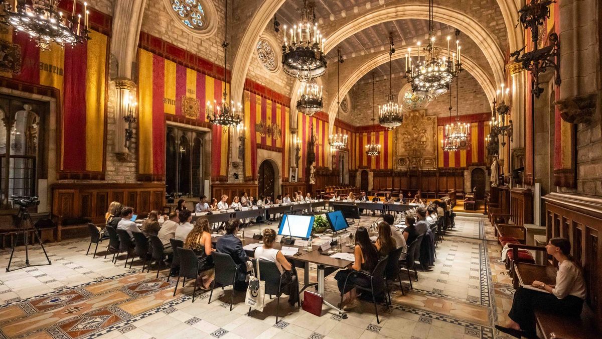 Los jóvenes del programa de Barcelona Global, este martes en el Saló de Cent del Ayuntamiento de Barcelona.
