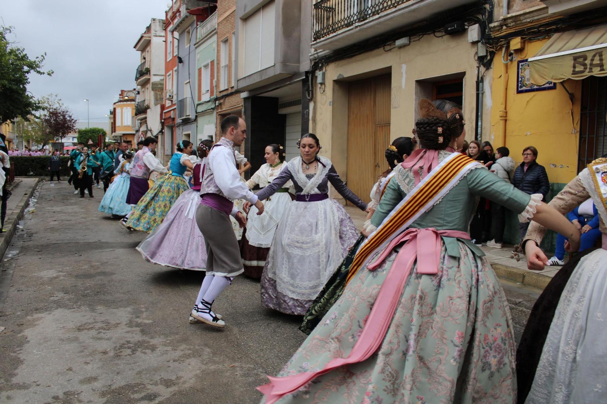 Las comisiones falleras llenan Alzira de música y baile en el desfile de pasodobles