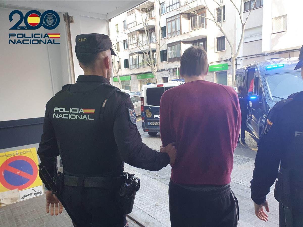 El detenido, custodiado por agentes de Policía.