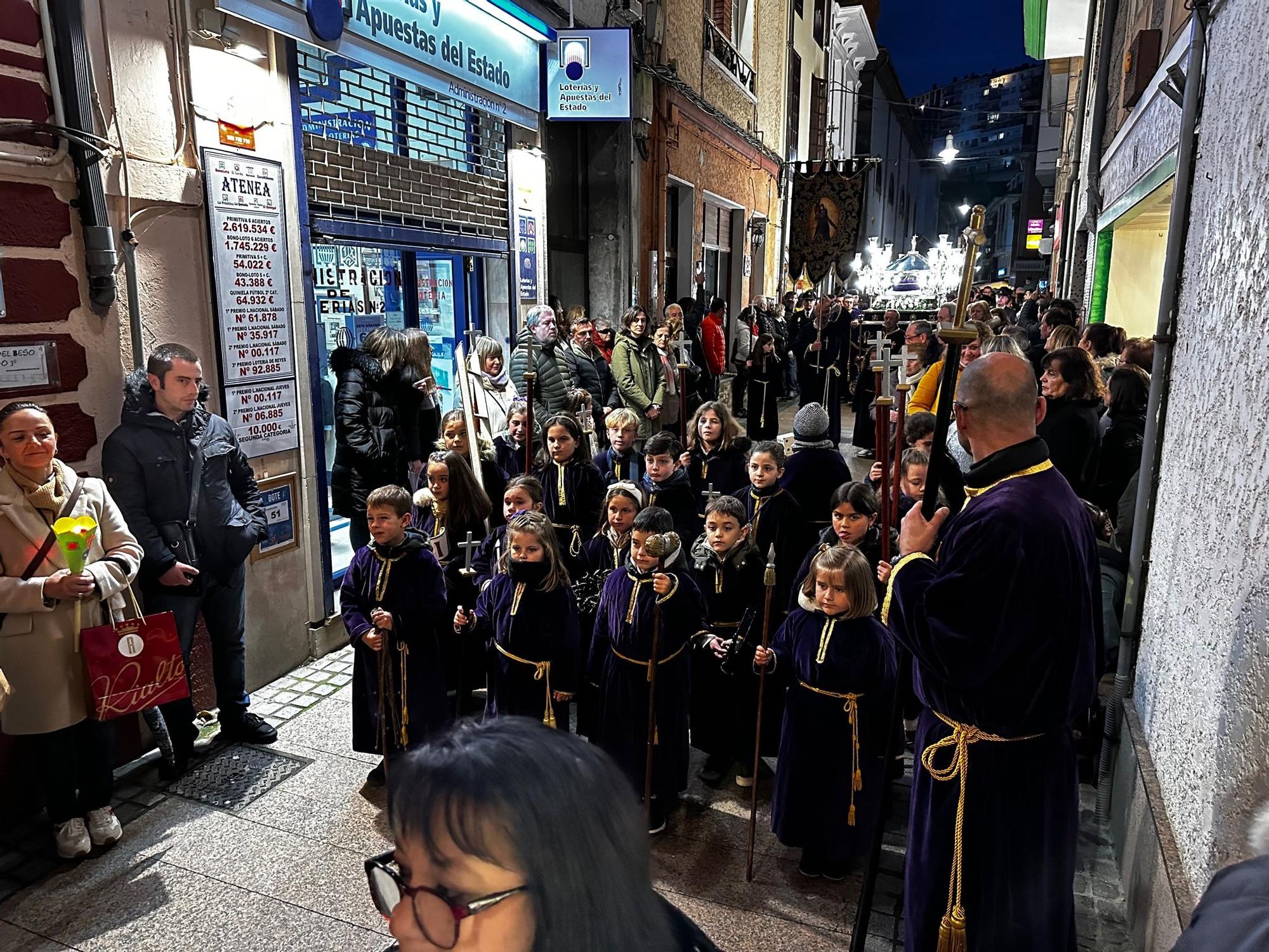 Las imágenes que dejó para el recuerdo la procesión del Santo Entierro de Luarca