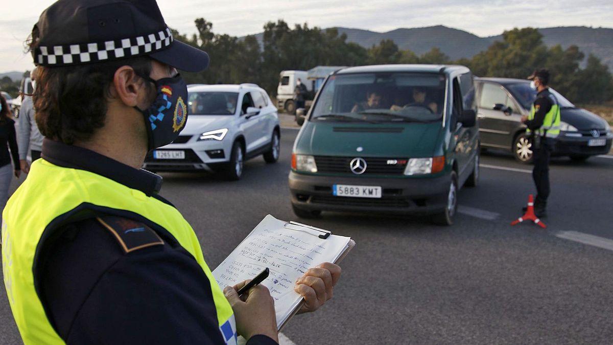 Un policía local supervisa el cumplimiento de las normas covid en Córdoba, en una imagen de archivo.