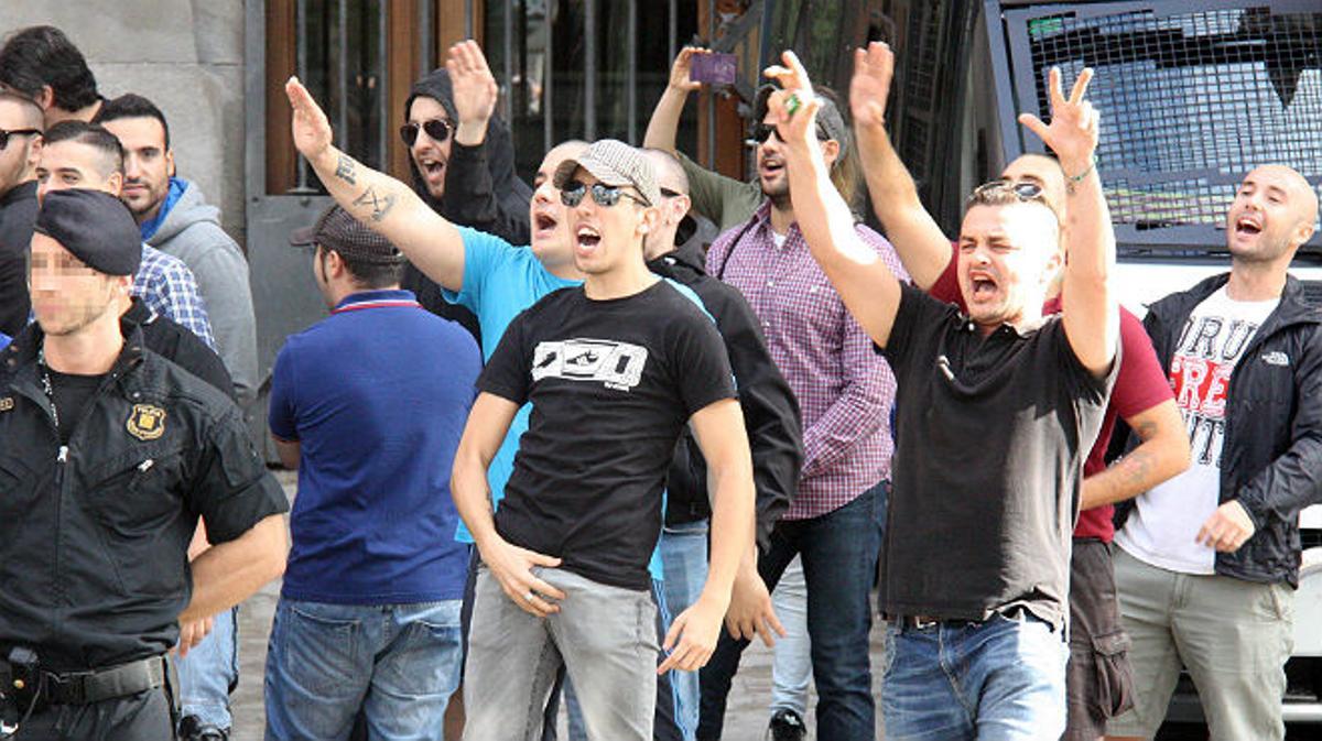 Vídeo de l’enfrontament entre grups neonazis i els antifeixistes concentrats davant de l’Audiència de Barcelona.