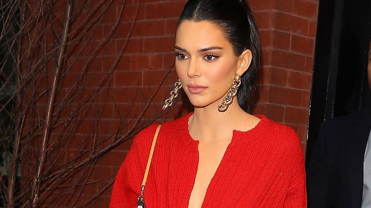 Kendall Jenner le da un toque sexy a una chaqueta de lana