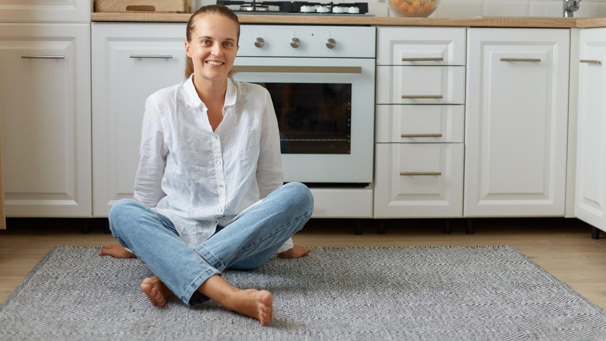 Esta alfombra de cocina es una solución práctica, cómoda y bonita de mantener siempre la estancia limpia