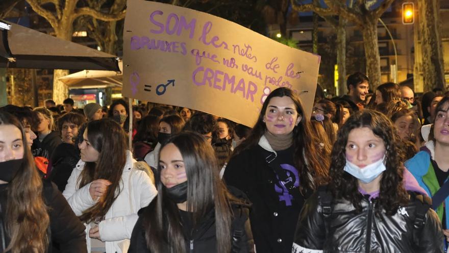 La manifestació de Manresa dona suport a les deu dones jutjades pel 8M del 2019
