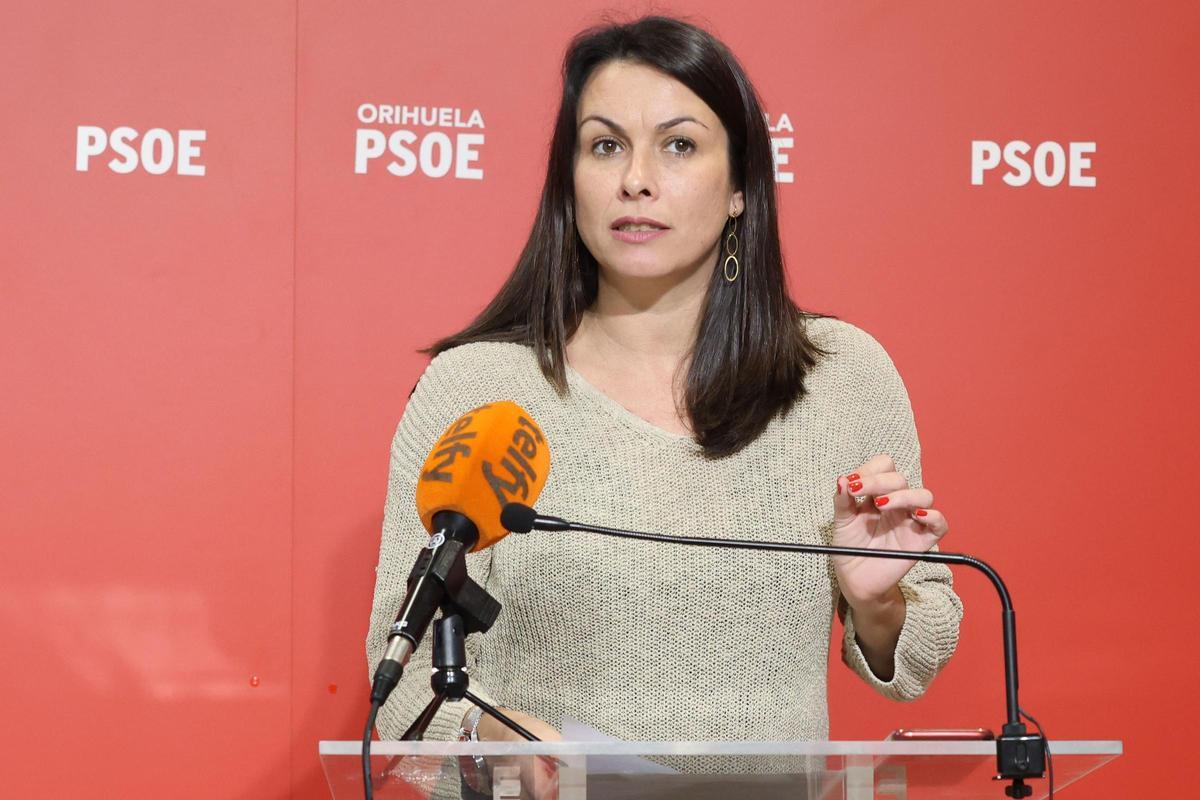 Carolina Gracia en una comparecencia de prensa del PSOE de Orihuela