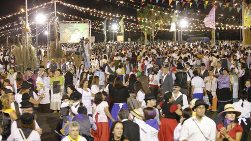 Multitudinaria asistencia anoche al tradicional Baile de Taifas en Puerto del Rosario, lleno de colorido y buen humor. i GABRIEL FUSELLI