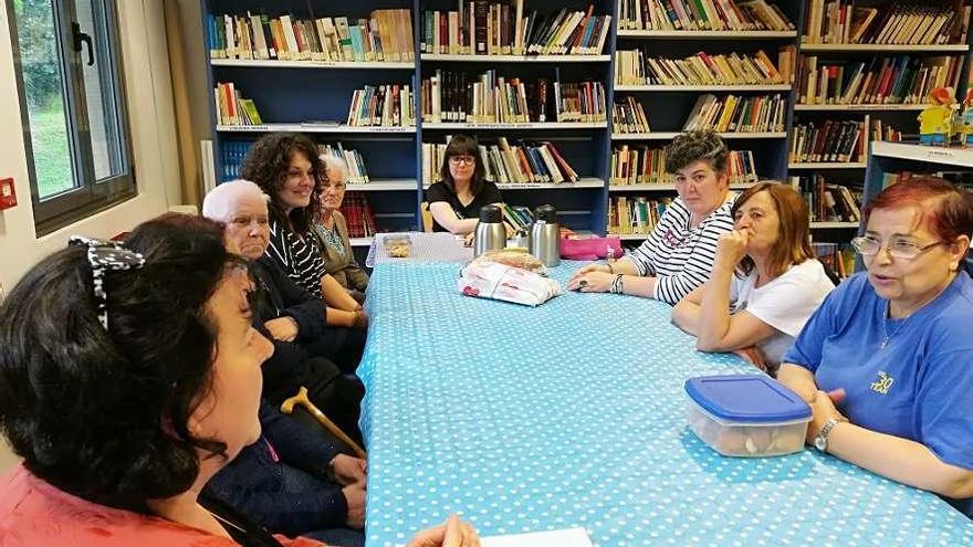 Los participantes en el café literario, con María García González al fondo, presidiendo la mesa.