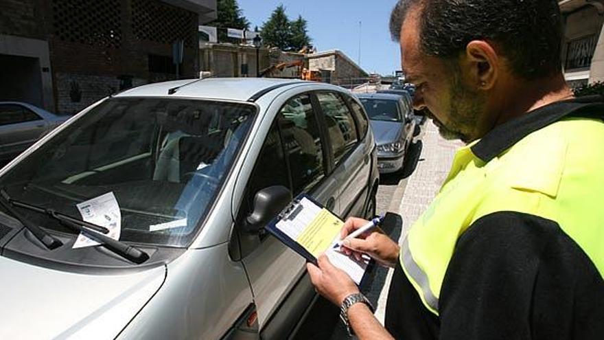 Un vigilante de la XER anota la matrícula de un vehículo, ayer.