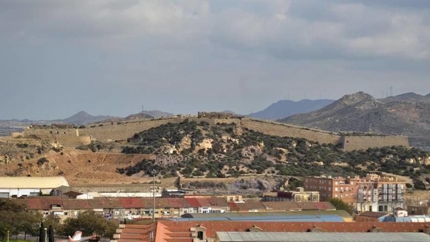 La restauración del Castillo de los Moros se complica por unas casas ilegales