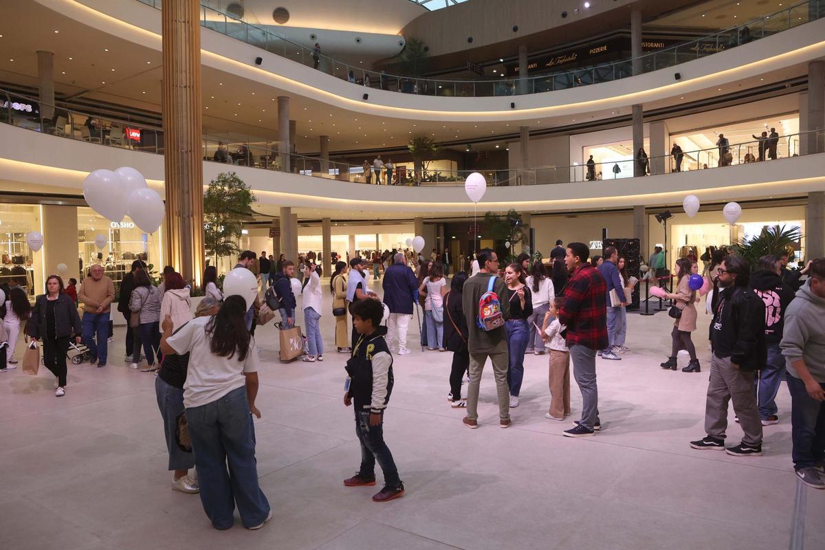 Colas en Marineda City en el primer día tras la apertura de nuevas tiendas