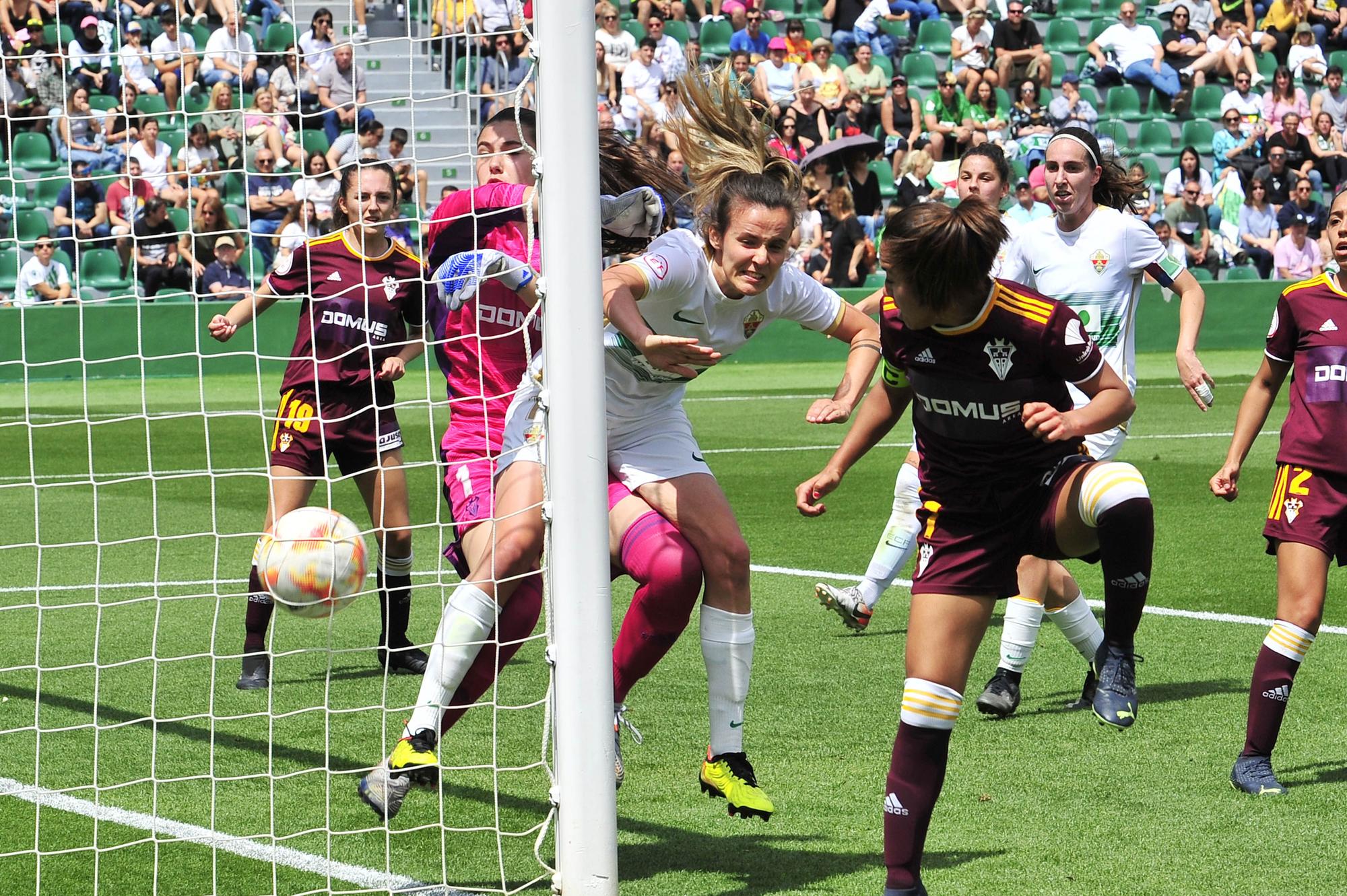 El Elche Femenino celebra su ascenso a Segunda RFEF jugando en el Martínez Valero